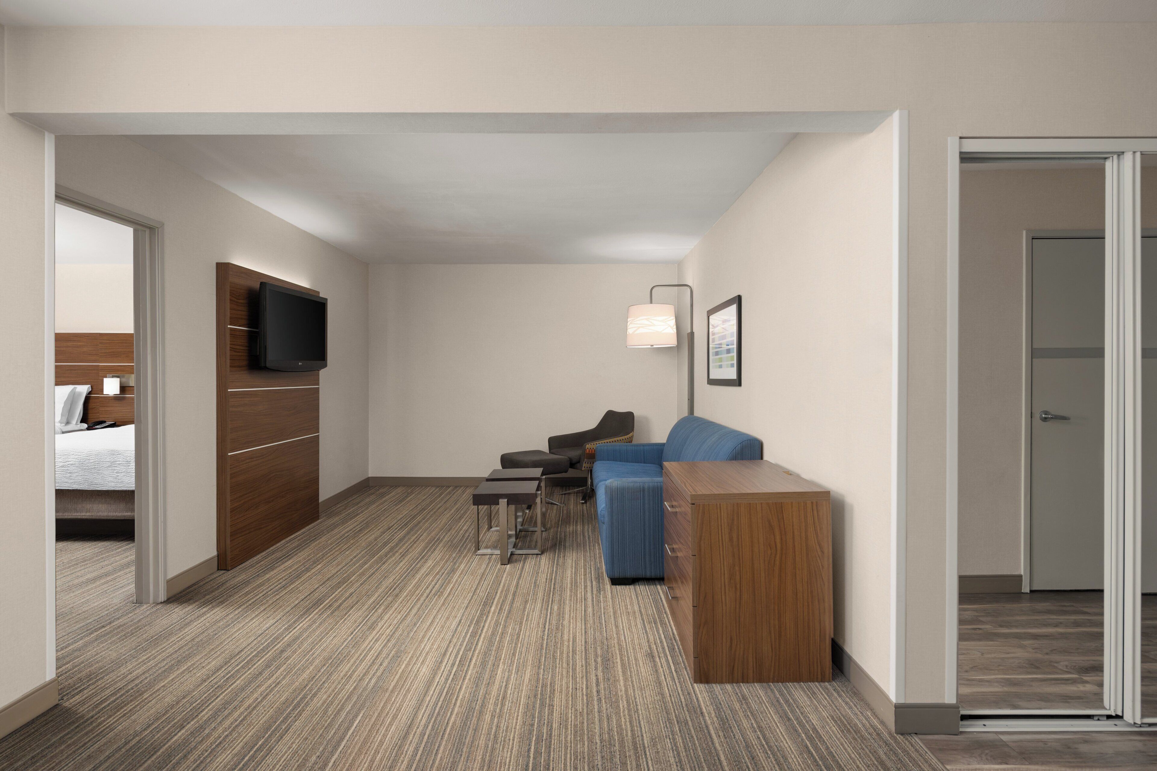 Suite, varias camas | Caja de seguridad en la habitación y escritorio 