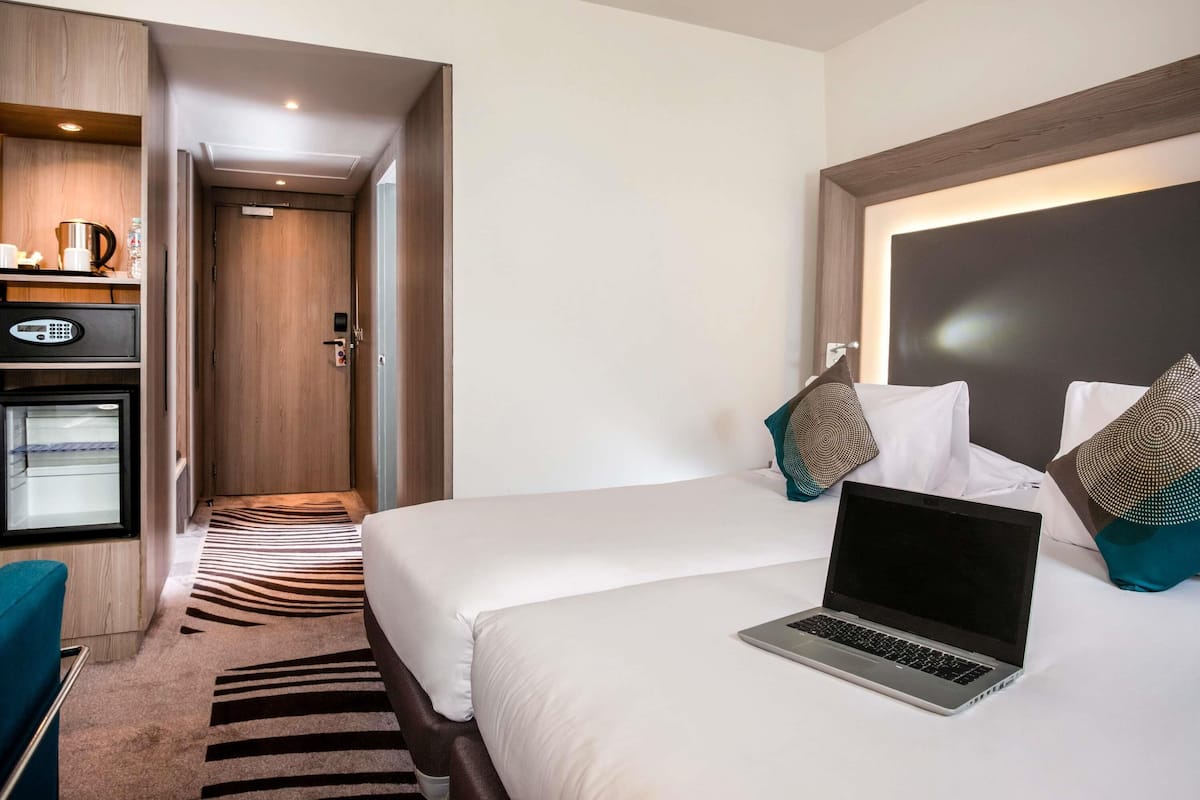 Standard Room with 2 single beds & Sofa | 迷你吧、客房內保險箱、書桌、遮光布/窗簾
