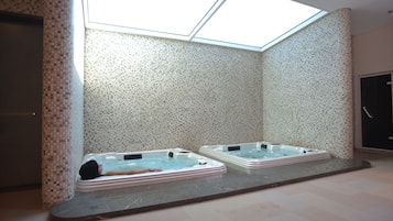 Indoor spa tub