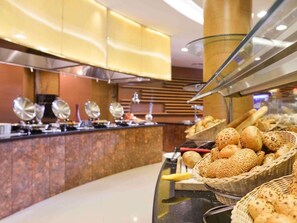 3 restaurants, breakfast, lunch, dinner served; international cuisine 