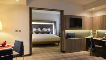 Minibar, coffres-forts dans les chambres, bureau, rideaux occultants