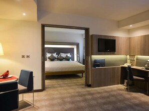 Minibar, in-room safe, desk, blackout drapes - Novotel Cairo Airport (Cairo)