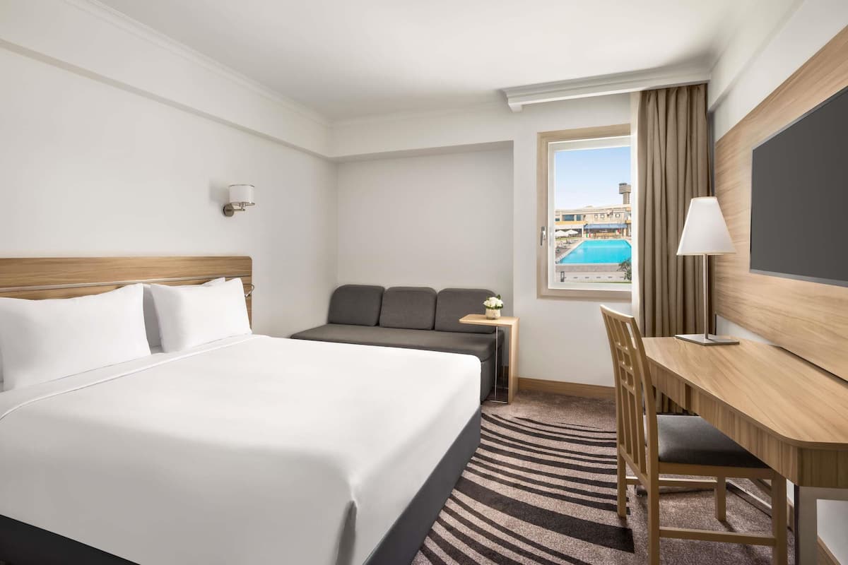 Minibar, coffres-forts dans les chambres, bureau, rideaux occultants