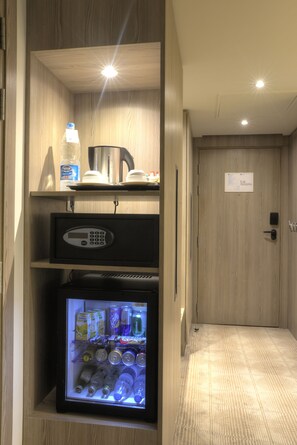Minibar, Zimmersafe, Schreibtisch, Verdunkelungsvorhänge