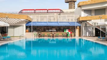 Piscina a l'aire lliure i gandules