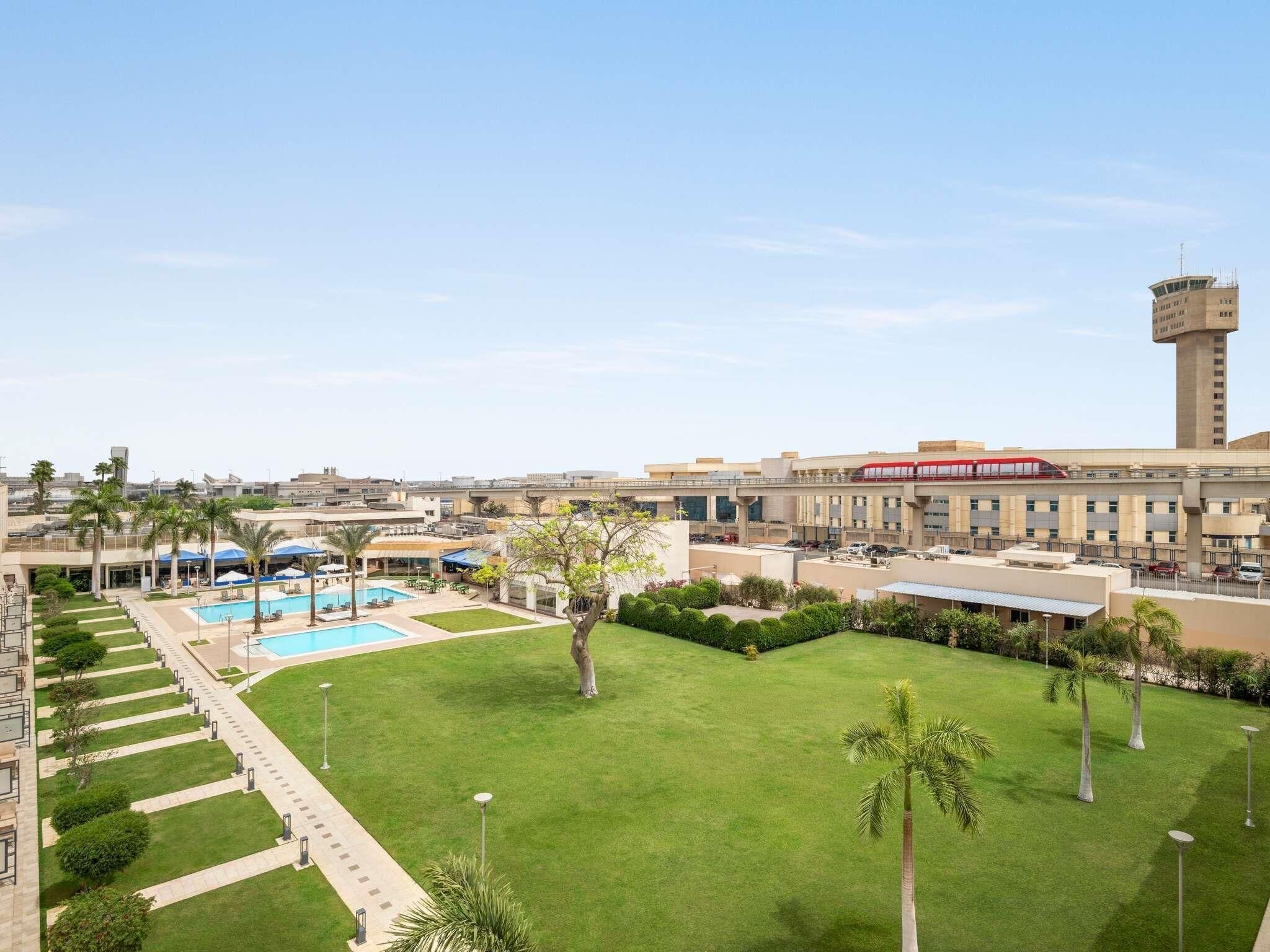 Superior Room with 2 single beds | Minibar, brankas, meja kerja, dan tirai kedap cahaya