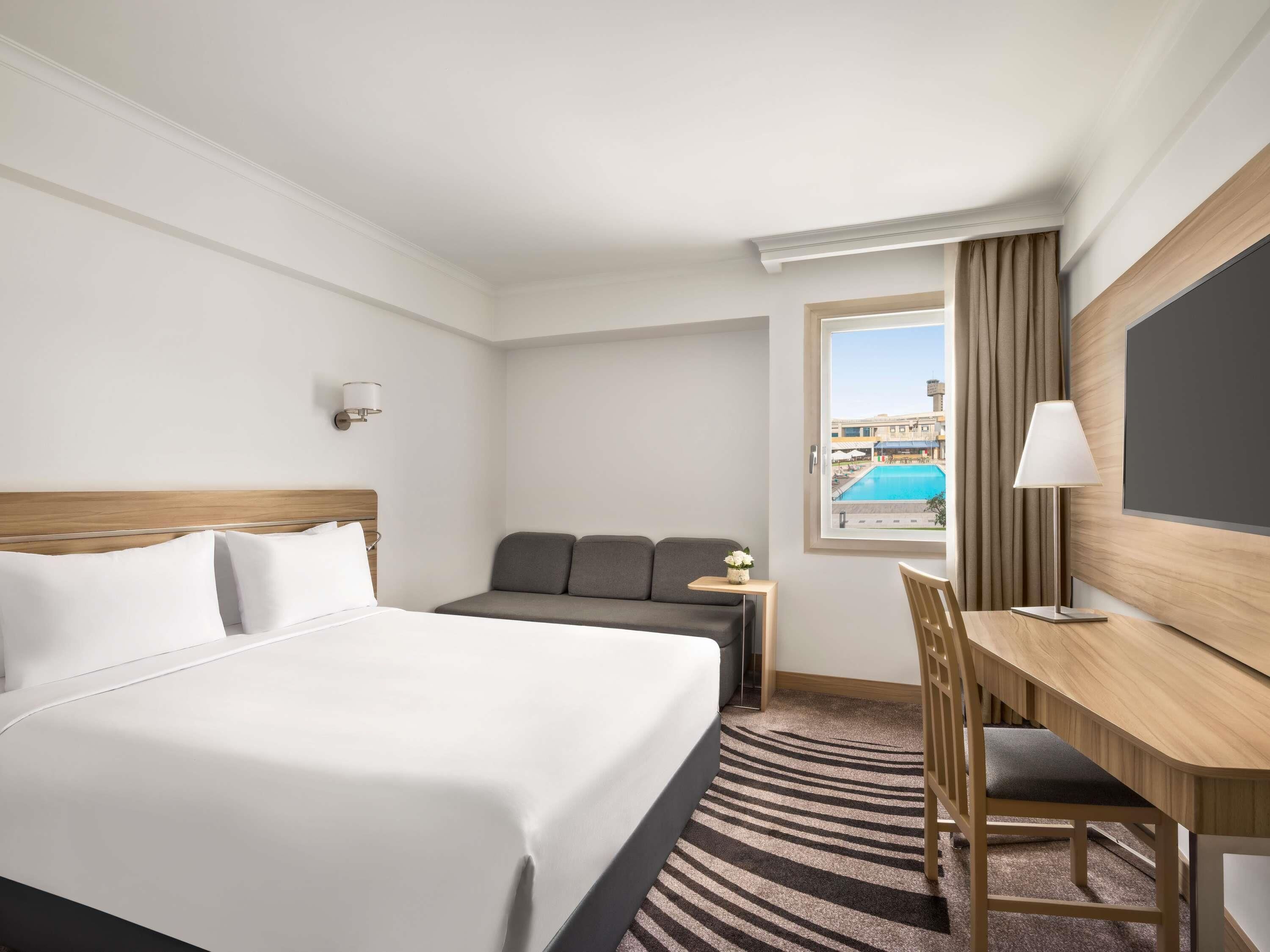 Superior Room with 1 double bed, Pool side | ミニバー、セーフティボックス (室内)、デスク、遮光カーテン
