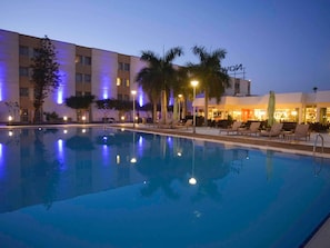 2 bars/lounges, een poolbar