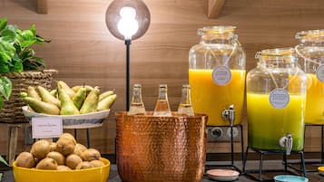 Een buffetopstelling met fruit, drankjes en een bord waarop staat dat het seizoensgebonden is.