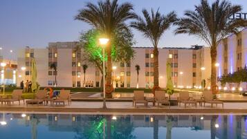 2 bares, bar junto a la piscina