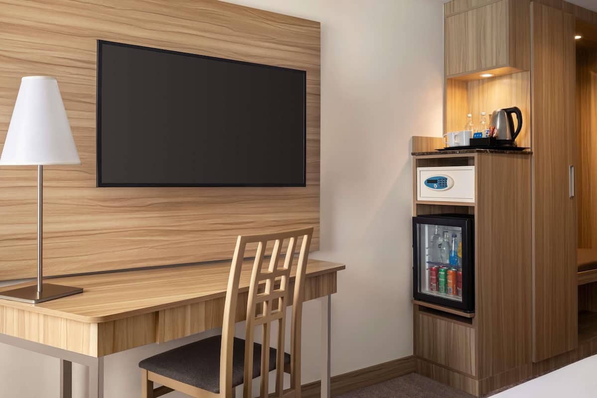 Minibar, una cassaforte in camera, una scrivania, tende oscuranti