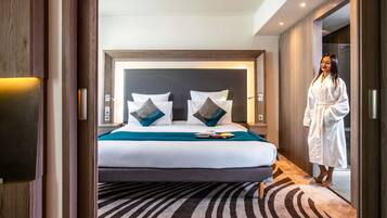 Superior Suite with 1 king-size bed | Minibar, caja de seguridad en la habitación y escritorio