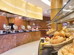 3 restaurants, serveren ontbijt, lunch, diner, internationale gerechten