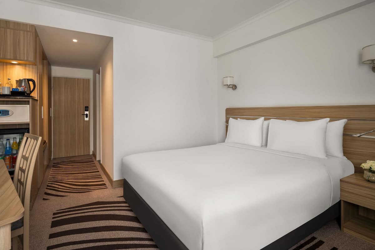 Minibaari, tallelokero huoneessa, työpöytä, pimennysverhot