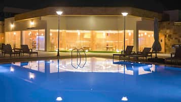 2 bars/lounges, poolside bar