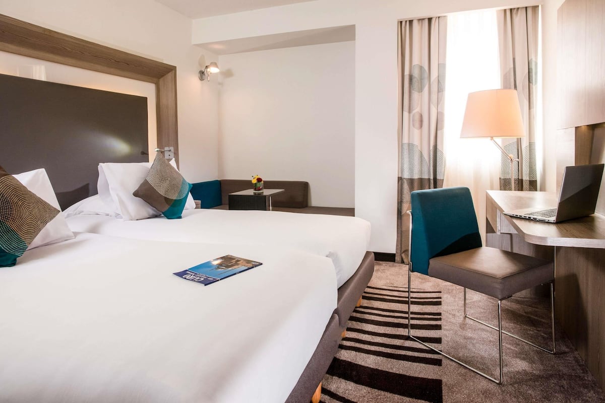 Standard Room with 2 single beds & Sofa | 迷你吧、房內夾萬、書桌、遮光窗簾/窗簾