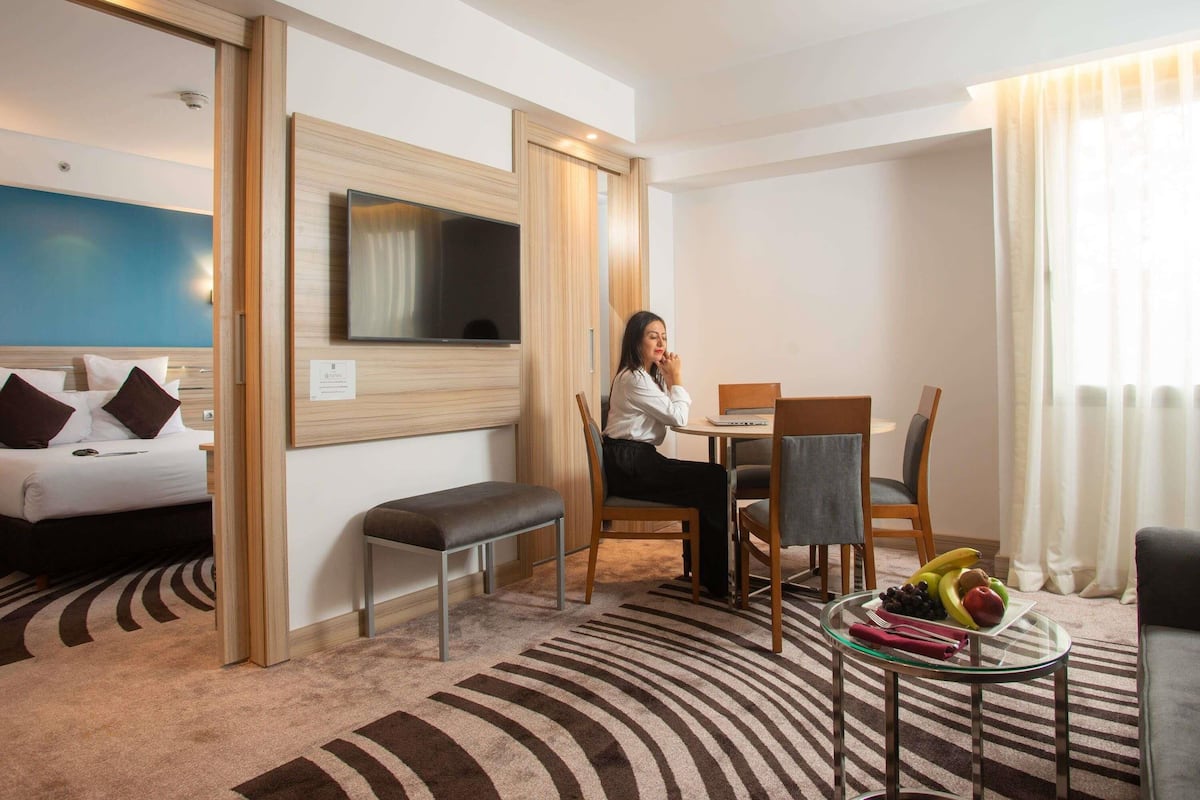 Suite, 1 King-Bett und Schlafsofa | Minibar, Zimmersafe, Schreibtisch, Verdunkelungsvorhänge