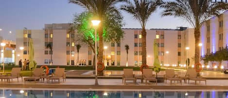 2 barer/lounger och bar vid poolen