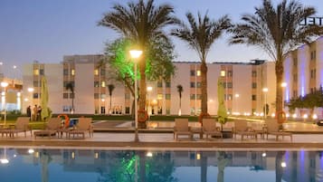 2 bars/lounges, poolside bar