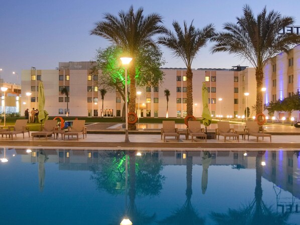 2 bars/lounges, poolside bar