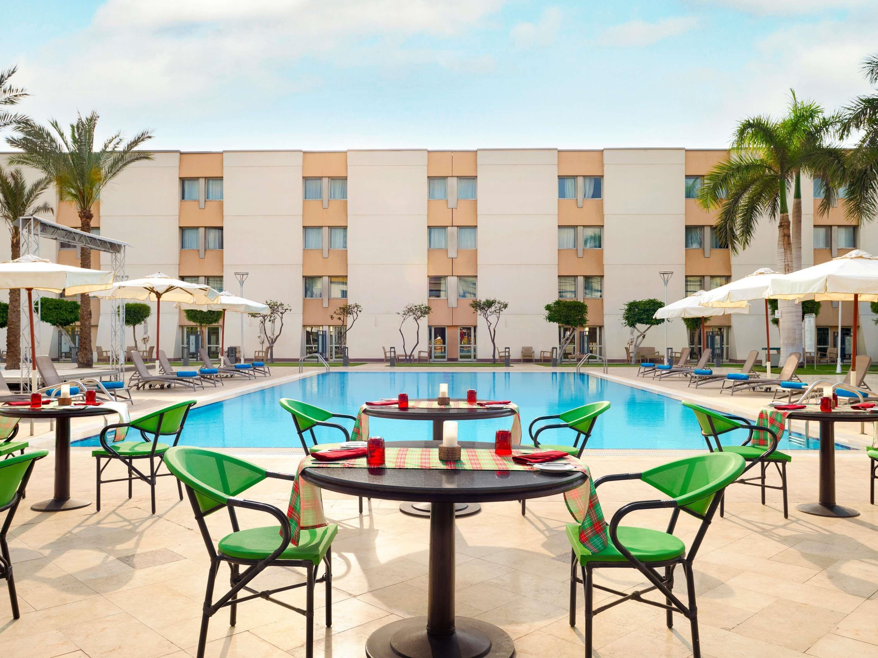 3 restaurants, breakfast, lunch, dinner served; international cuisine