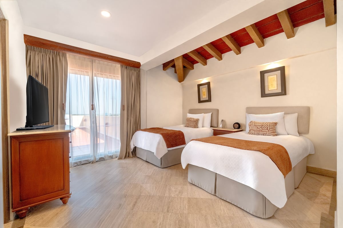 Superior Suite (Master) | Egyptian cotton sheets, premium bedding, down comforters, pillowtop beds