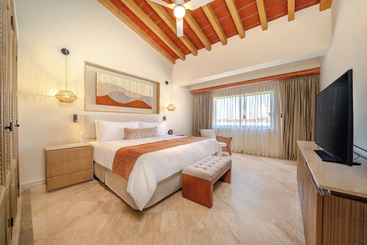 Superior Suite (Master) | Egyptian cotton sheets, premium bedding, down comforters, pillowtop beds