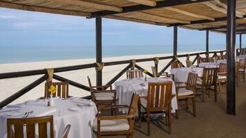 2 restaurantes; se sirven desayunos, comidas y cenas
