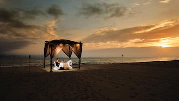 Playa privada, camas de playa gratuitas, camastros y sombrillas