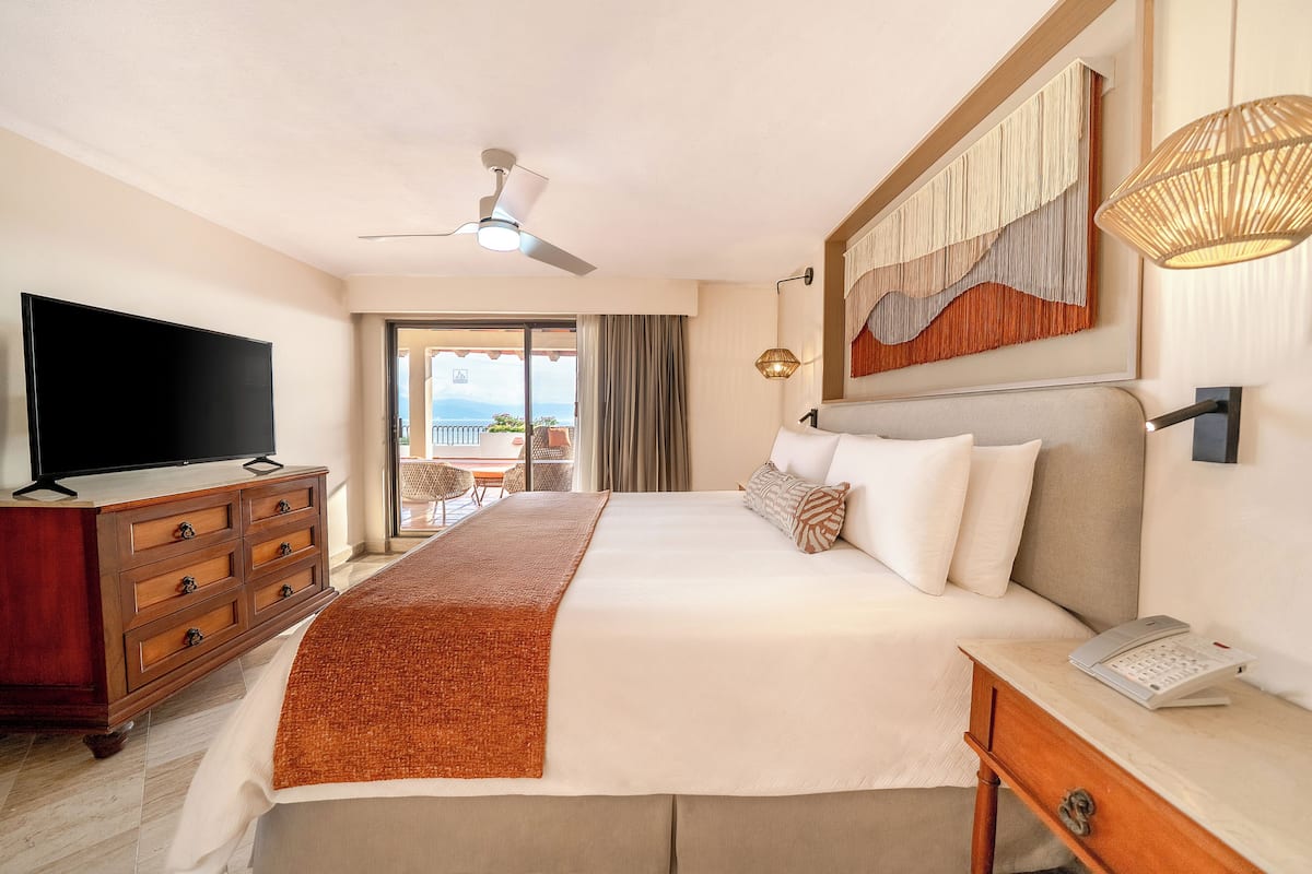 Suite, Oceanfront | Egyptian cotton sheets, premium bedding, down comforters, pillowtop beds