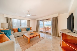 Suite, ved havkanten | Oppholdsområde | En 42-tommers plasma-TV med kabel-kanaler