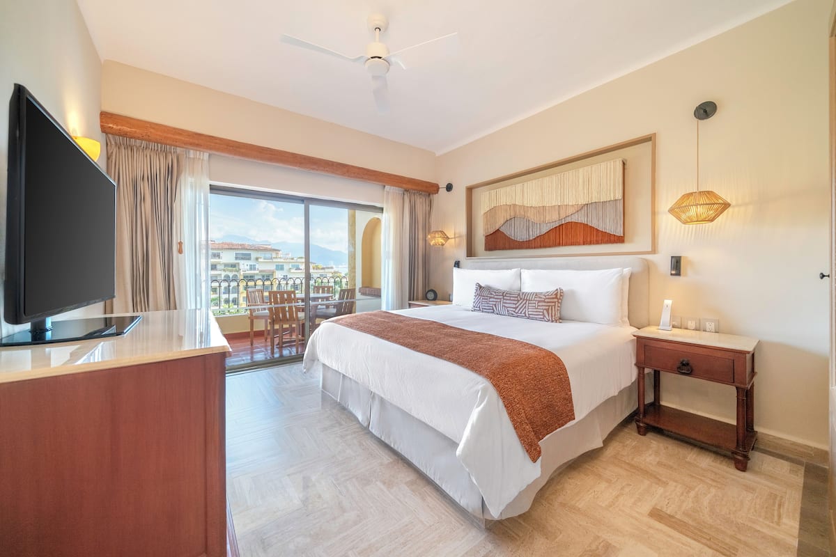 Egyptian cotton sheets, premium bedding, down comforters, pillowtop beds