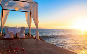 Private beach, free beach cabanas, sun-loungers, beach umbrellas