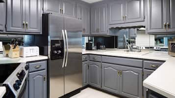 Suite, 1 Bedroom | Private kitchen | Coffee/tea maker, eco-friendly cleaning products