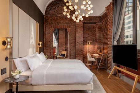 Penthouse Park Av. Jr. Suite with Terrace | Minibar, in-room safe, desk, blackout drapes