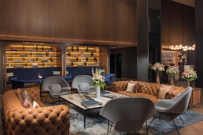 Ein stilvoller Lounge-Bereich mit Ledersofas, Sesseln und einem Couchtisch.
