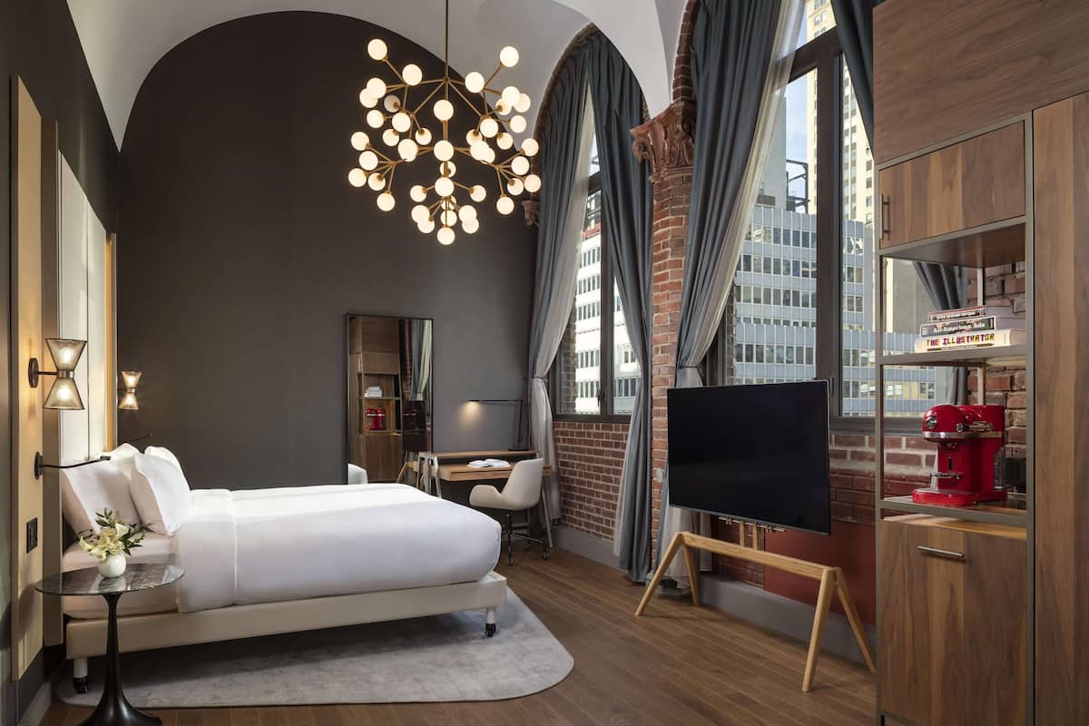 Penthouse Park Av. Jr. Suite with Terrace | 迷你吧、房內夾萬、書桌、遮光窗簾/窗簾