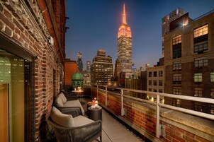 Premium kamer, terras (View) | Een minibar, een kluis op de kamer, een bureau, verduisterende gordijnen