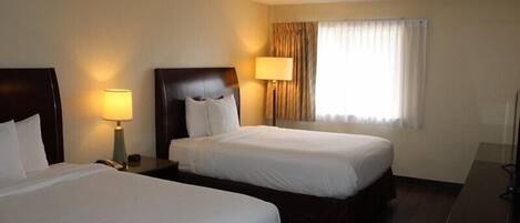 Muebles diferentes, escritorio y tabla de planchar con plancha