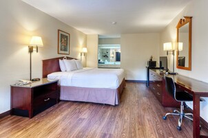 Muebles diferentes, escritorio y tabla de planchar con plancha 
