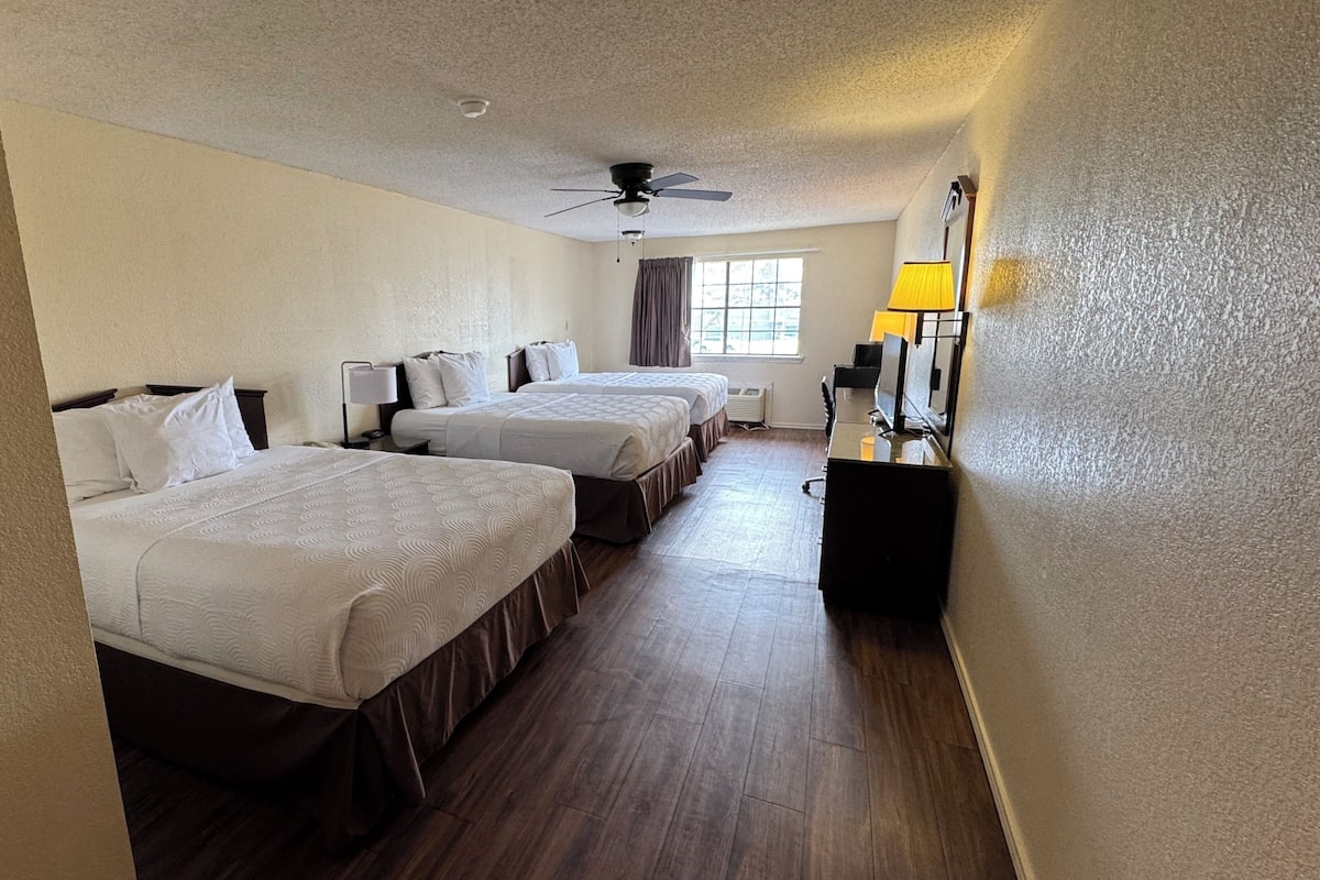 Quarto triplo família | Individualmente mobiliados, escrivaninha, ferros/tábuas de passar roupa