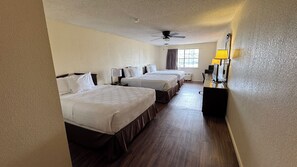 Habitación triple familiar | Muebles diferentes, escritorio y tabla de planchar con plancha 