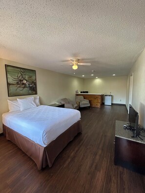 Suite familiar | Área de sala de estar | Televisión de pantalla plana 