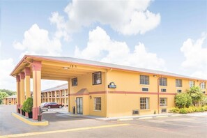 Exterior - Executive Inn & Suites (Marshall)