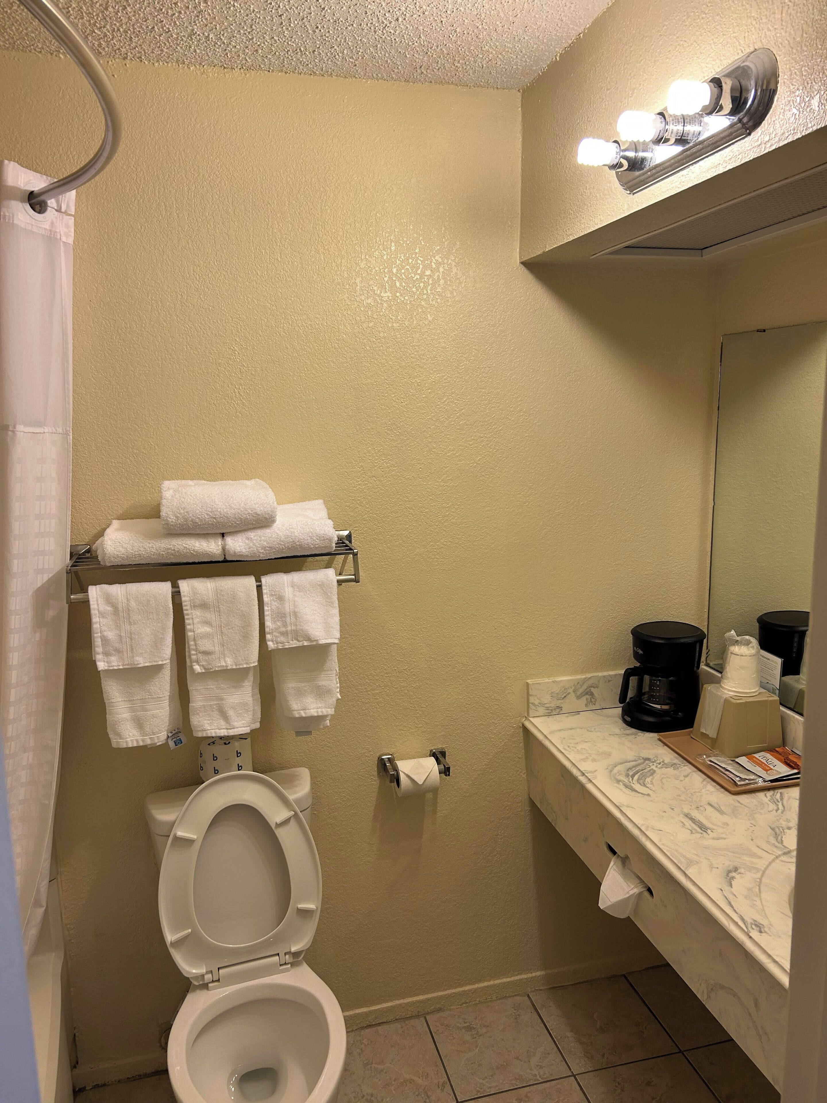 Habitació triple familiar | Bany | Assecador de cabells i tovalloles 