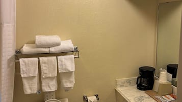 Habitació triple familiar | Bany | Assecador de cabells i tovalloles