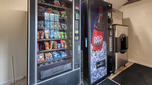 Una macchina distributrice con snack e distributore di Dr. Pepper.
