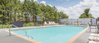 Days Inn & Suites by Wyndham Marshall