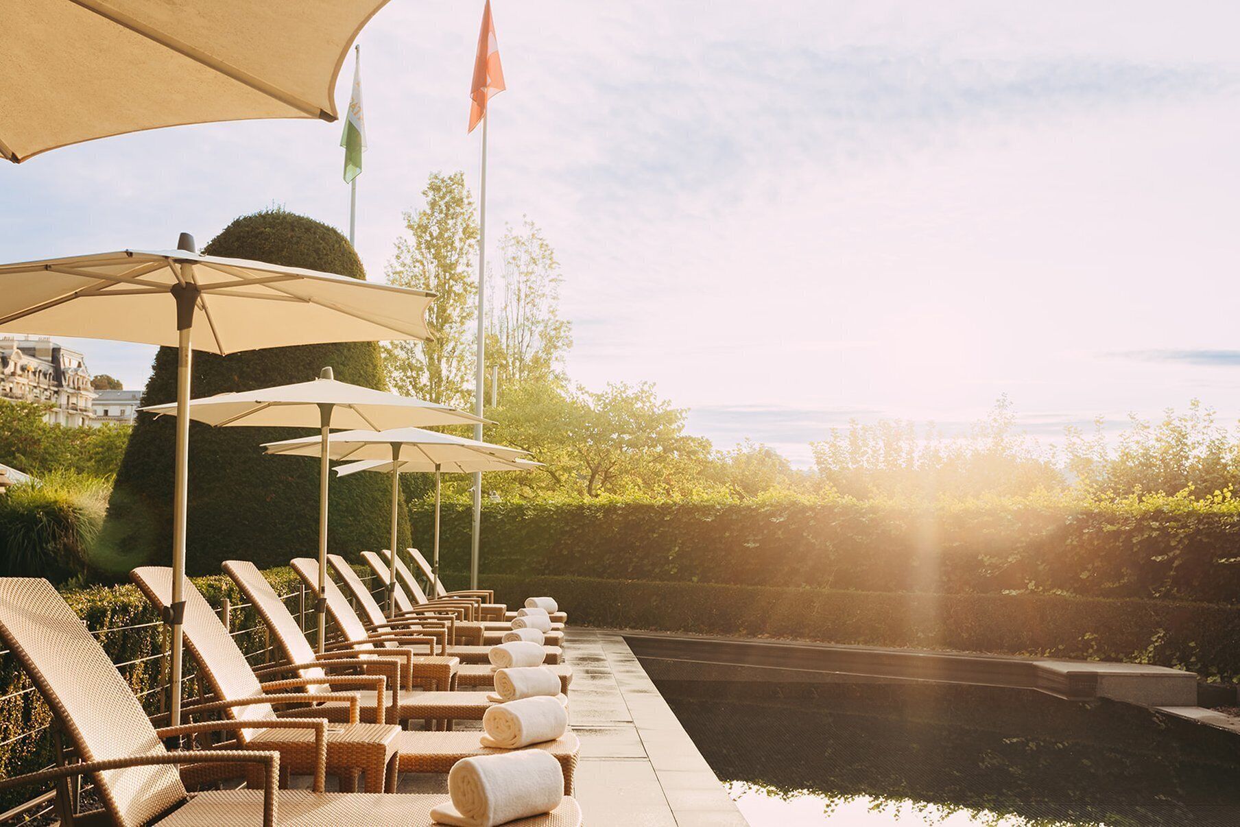 Piscine extérieure, chaises longues
