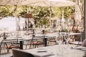 Frokost, lunsj og middag serveres, utsikt mot stranden